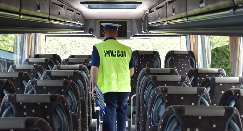 Policjanci kontrolują autokary