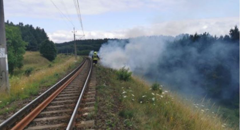 Pożar trawy na nasypie kolejowym