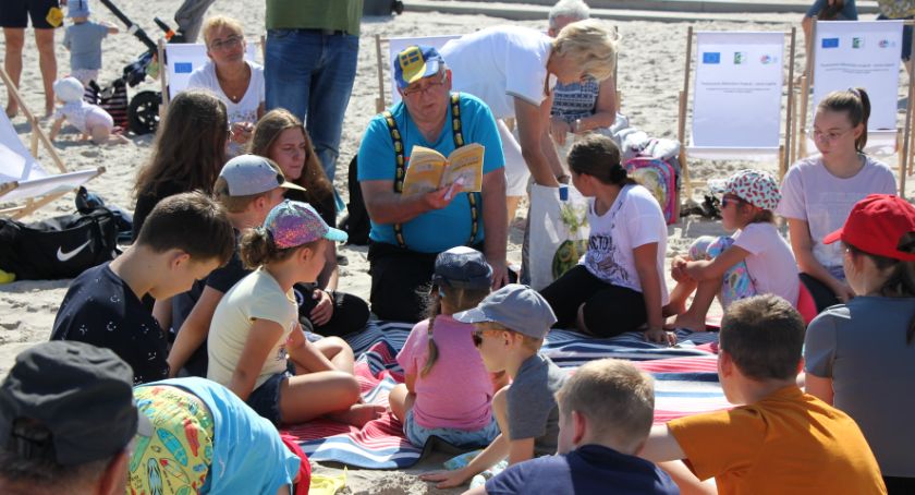 Czytali na plaży w Kołobrzegu