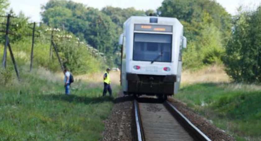 Uderzył mercedesem w szynobus