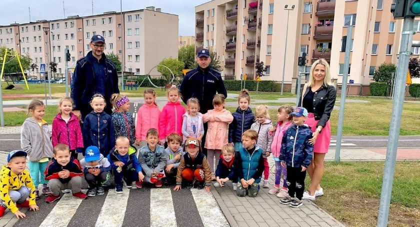 Przedszkolaki w miasteczku ruchu drogowego
