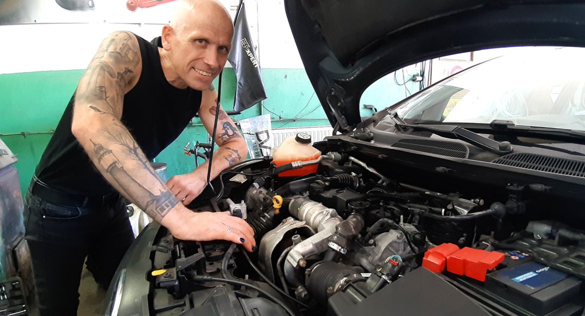 - To jest moje show – mówi Piotr Jamroś, mechanik mobilny i oryginalny