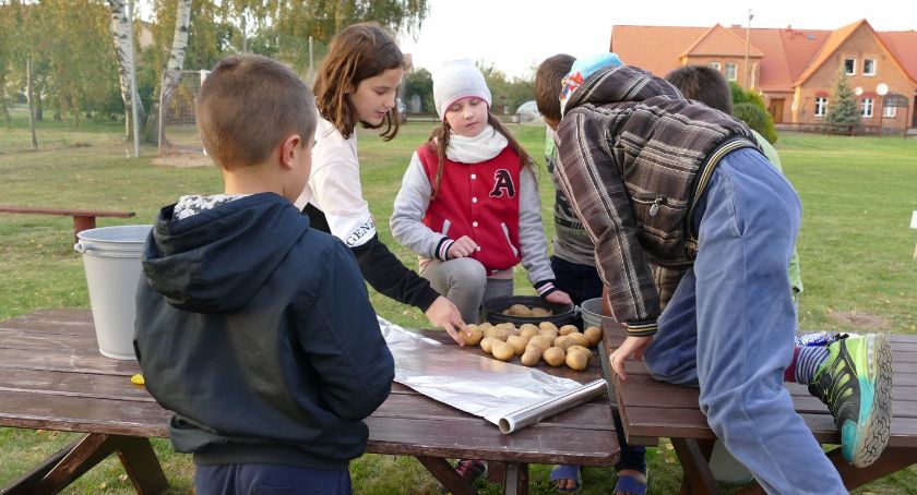 W Drożyskach Wielkich piekli ziemniaki