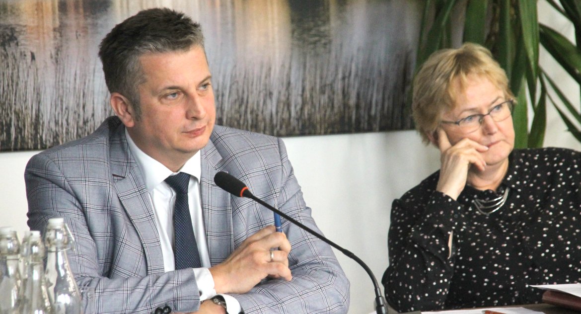 Burmistrz stawia radnych pod ścianą