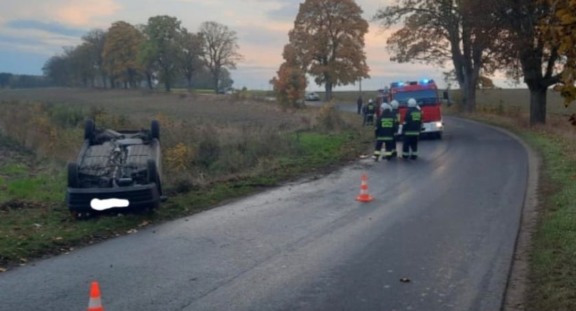 Zbyt szybka jazda zakończona dachowaniem