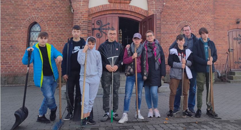Wychowankowie MOS-u w Krajence sprzątali cmentarz