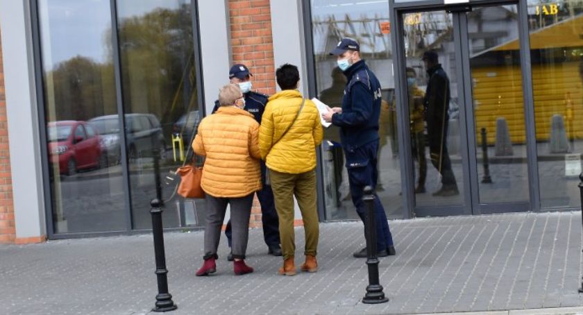 Policjanci przypominali o obostrzeniach w związku z COVID19