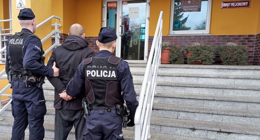 Kamery monitoringu zarejestrowały pobicie dwóch mężczyzn w Złotowie. 