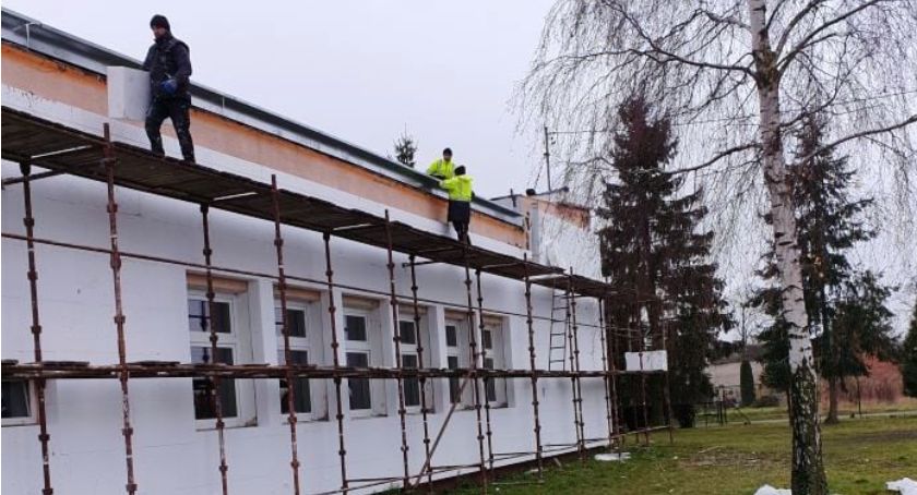 Budynek Szkoły Podstawowej w Śmiardowie Krajeńskim przechodzi metamorfozę