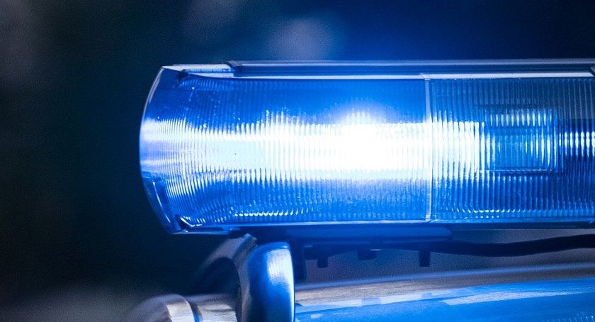 Nietrzeźwa kobieta z dzieckiem na mrozie