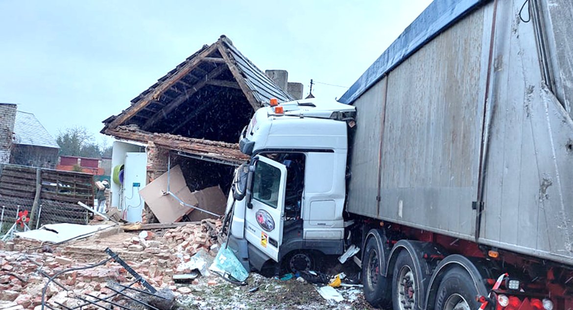 Dom, w który wjechała ciężarówka, zawalił się
