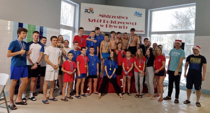 Mikołajkowe zawody pływackie szkół podstawowych