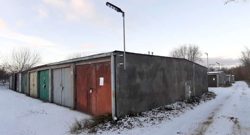 Garaże wreszcie oświetlone, ale ludzie  wciąż czekają na lepszą drogę