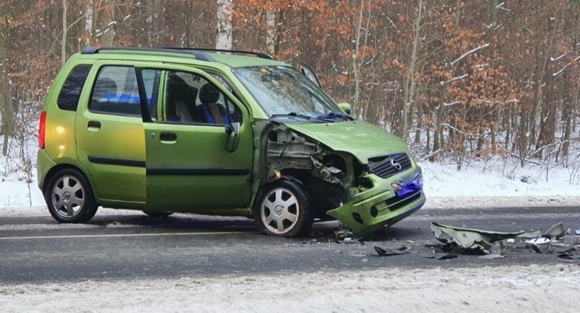 Droga z Górznej do Jastrowia zablokowana! Samochody wyleciały z drogi