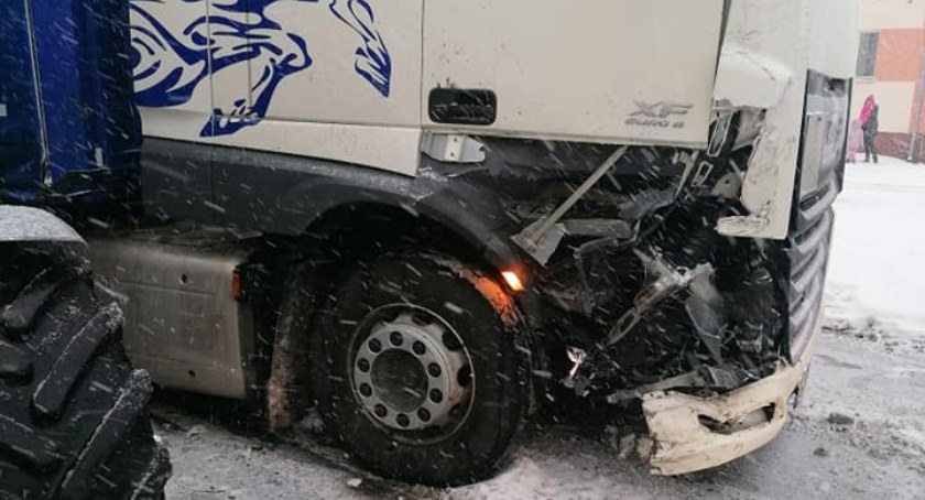 Po opadach śniegu trudne warunki na drogach. Kolizja w Jastrowiu
