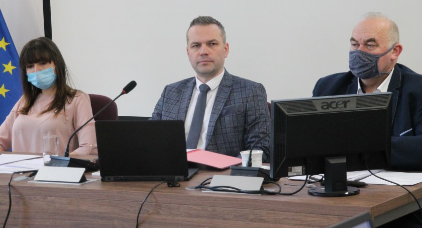 Złotowscy radni wznowili obrady przerwanej w środę sesji…