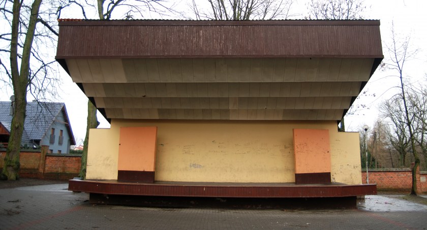 Niebezpieczni ludzie zawładnęli łobżenickim parkiem