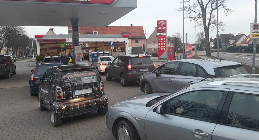 Gigantyczne kolejki do stacji paliw [WIDEO]