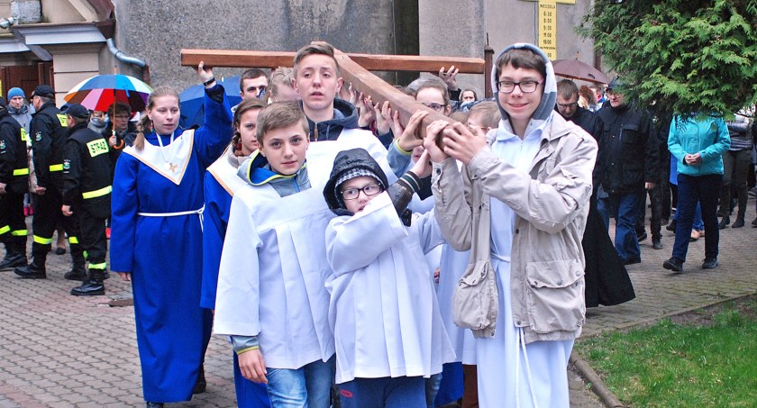 Coraz mniej ślubów i chrztów. Coraz więcej pogrzebów