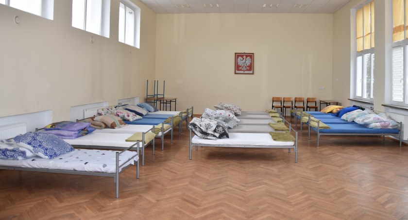 Uchodźcy będą spać na kartonach