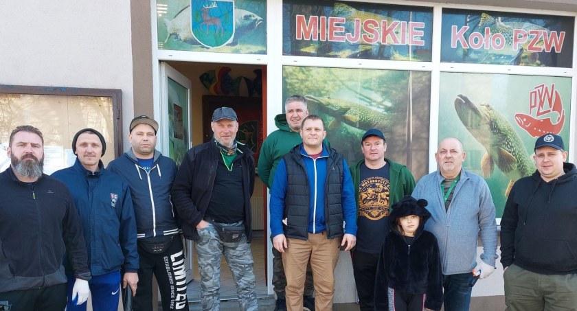 Koło Miejskie PZW sprzątało nad jeziorem Miejskim