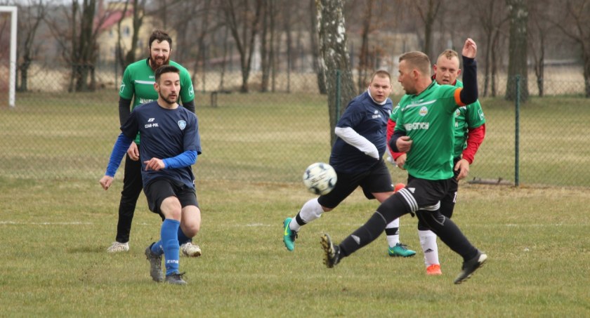 Huragan Nowa Święta kontra LZS Górzna