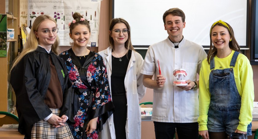 Spotkanie z dentystą w sutannie