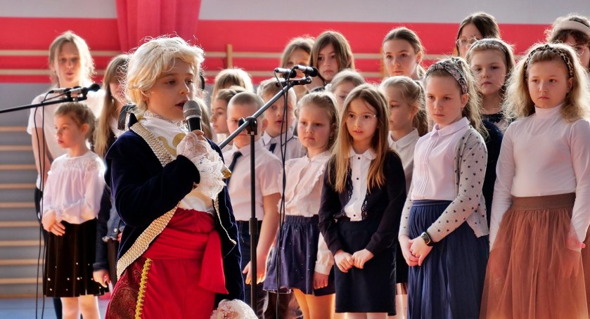 Obchody Święta Konstytucji w złotowskiej Dwójce