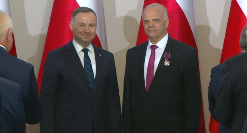 Skąd ten medal dla starosty?
