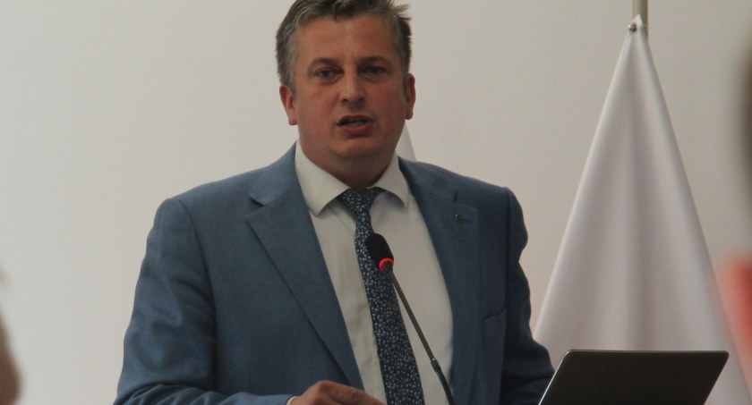 Rada miejska nie udzieliła burmistrzowi wotum zaufania