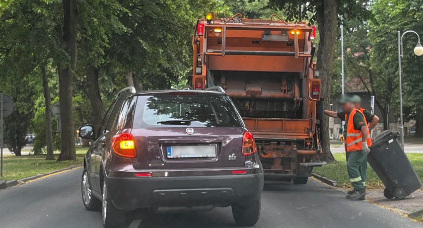 Centrum miasta zakorkowane przez śmieciarki