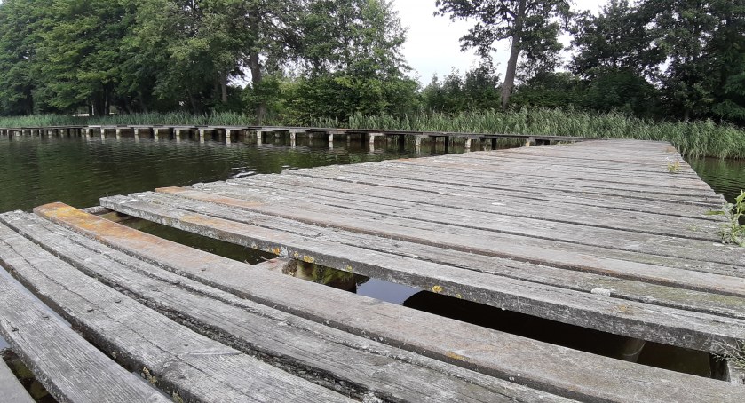 Zakażą wstępu na pomosty przy plaży na Jeziornej?