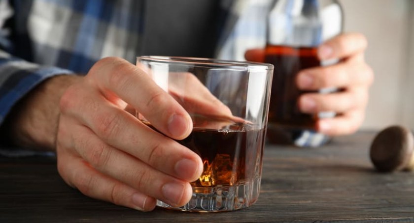 Alkoholowy Zespół Abstynencyjny (AZA) - na czym polega?