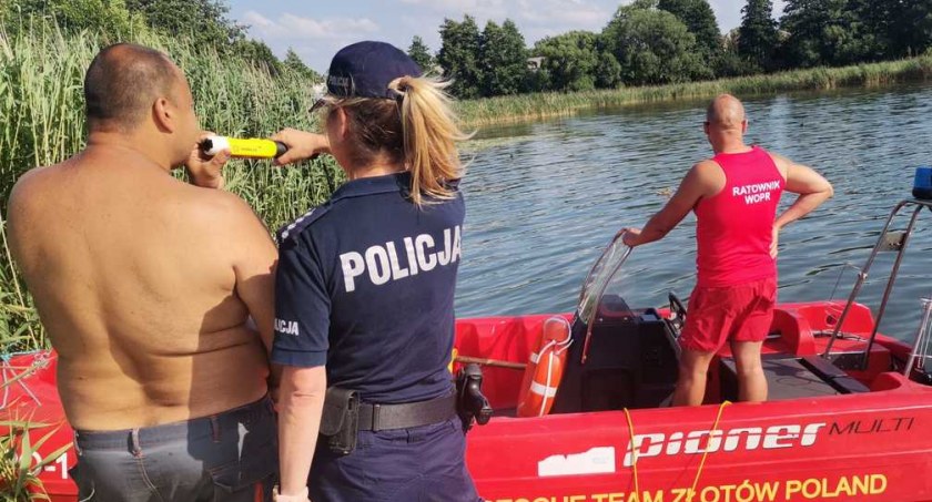 Policjanci patrolują wody powiatu. Są już pierwsze mandaty