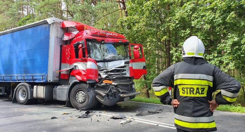 Zderzenie dwóch tirów na DK11  