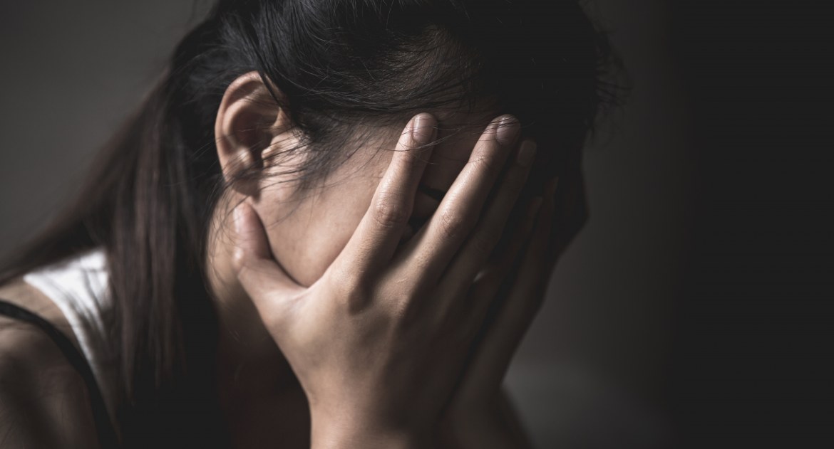 Grożąc nożem małoletniej, zmusił ją do czynności seksualnych