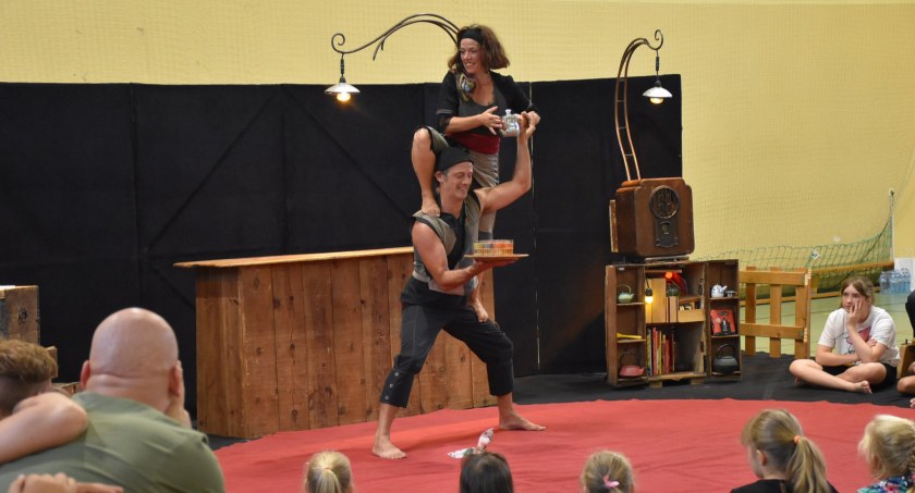 Teatr na ulicy z herbatką w tle
