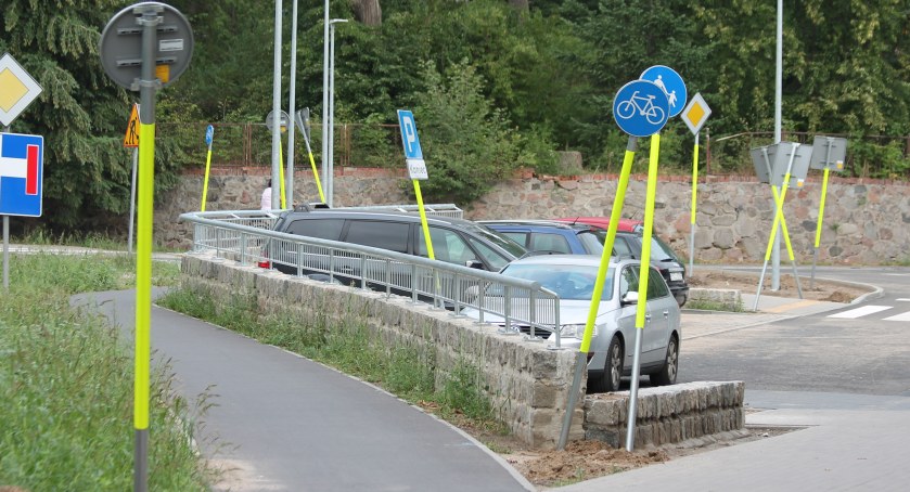 Odblaskowy las na Zamkowej w Złotowie