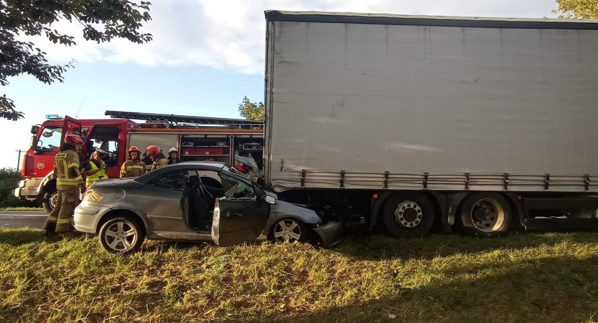 Osobowy samochód wbił się pod naczepę ciężarówki