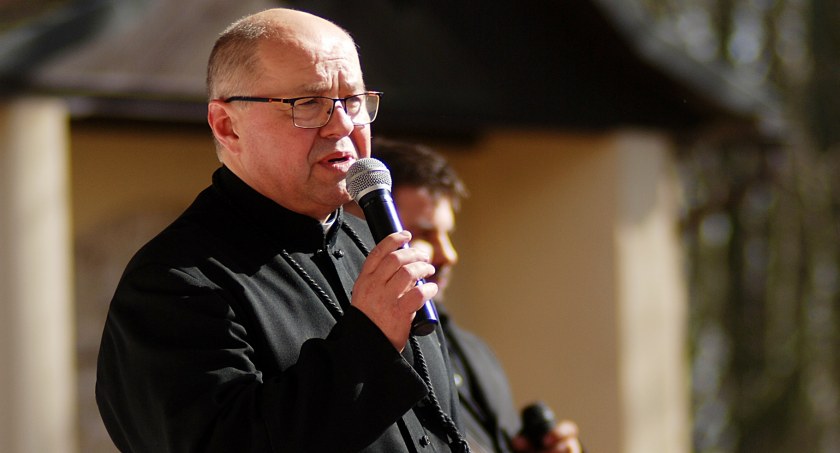 Coraz mniej ludzi w Kościele. Wszędzie ale nie tu