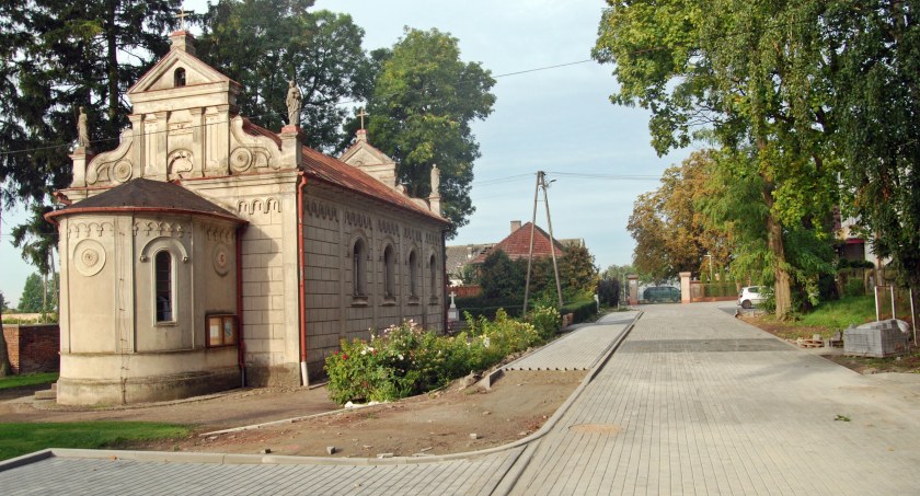 Jak proboszcz z burmistrzem  o drodze dyskutowali