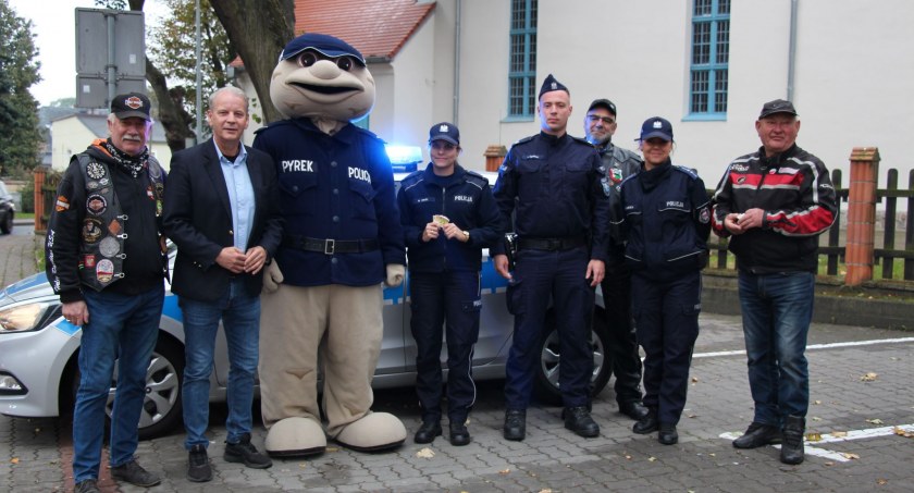 Motocykliści pomagali policjantom