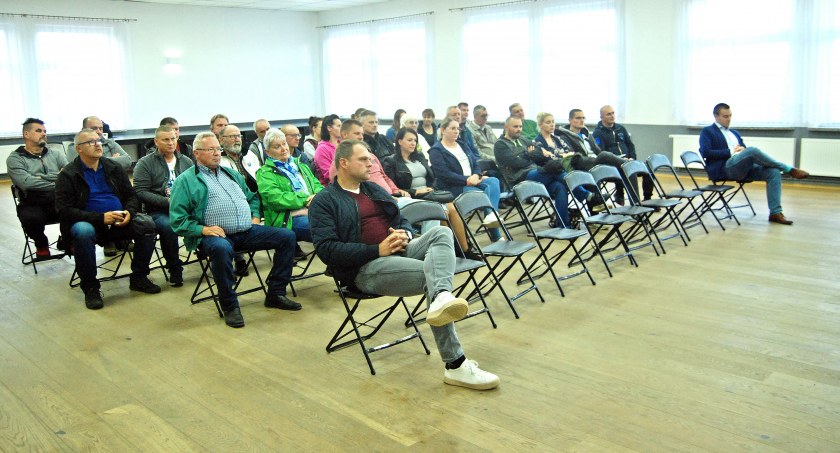 Starosta przyjechał powiedzieć o chodniku