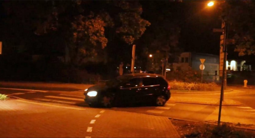 Nocny drift pijanego kierowcy ulicami Złotowa