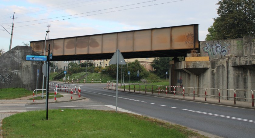 Ruch wahadłowy i utrudnienia na drodze krajowej w Jastrowiu