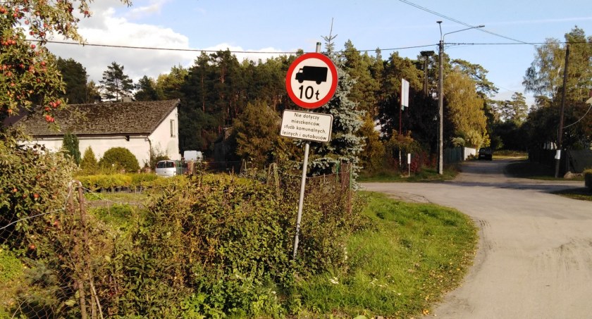 Kto niszczy oznakowanie w Pleceminie?