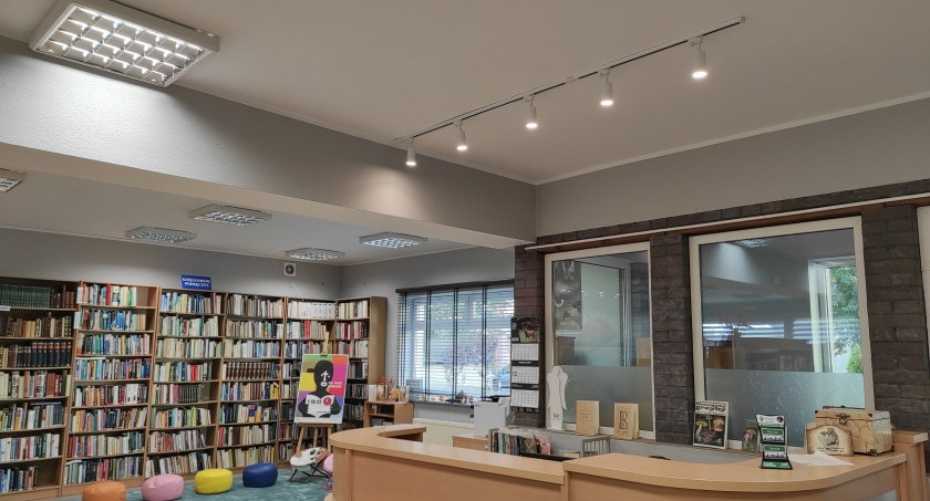 Nowoczesne oświetlenie w okoneckiej bibliotece