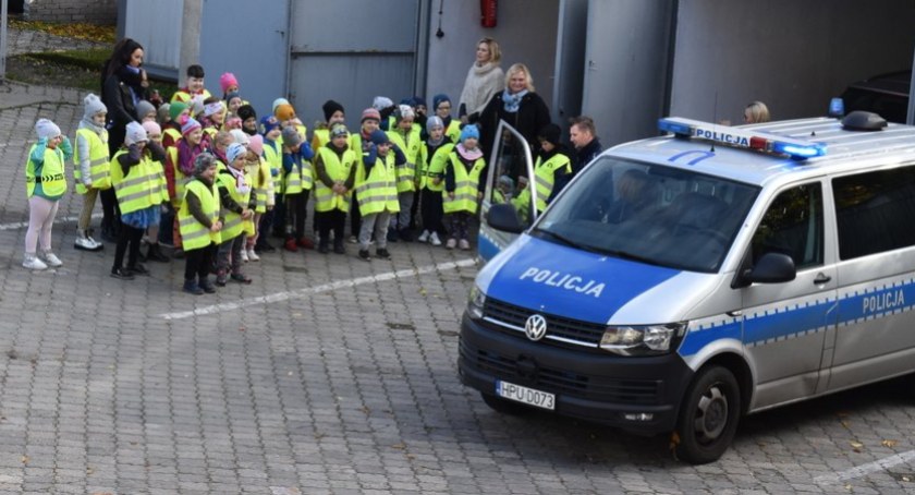 Dzieci ze szkół i przedszkoli spotkały się z dzielnicowymi