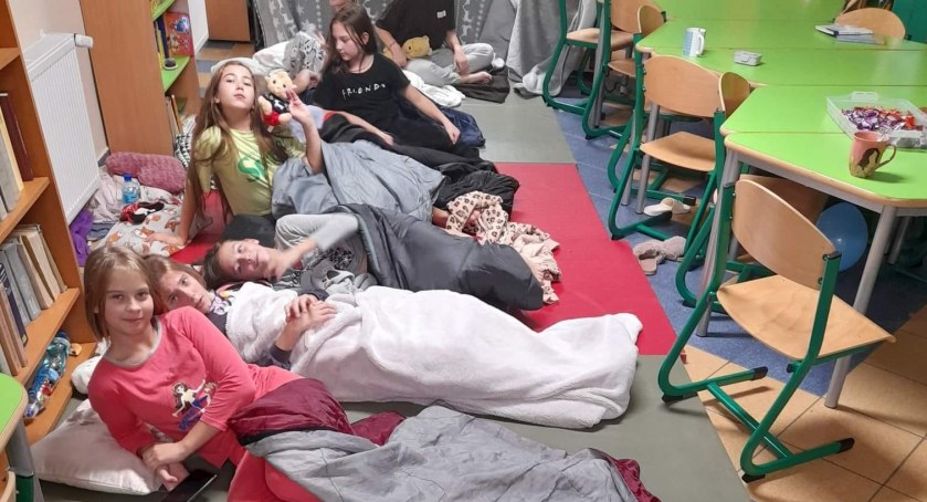 Uczniowie SP2 w Złotowie nocowali w szkolnej bibliotece