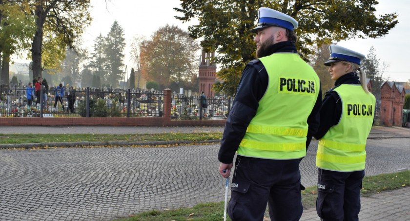 Wzmożone działania policji przy cmentarzach w całym powiecie złotowskim